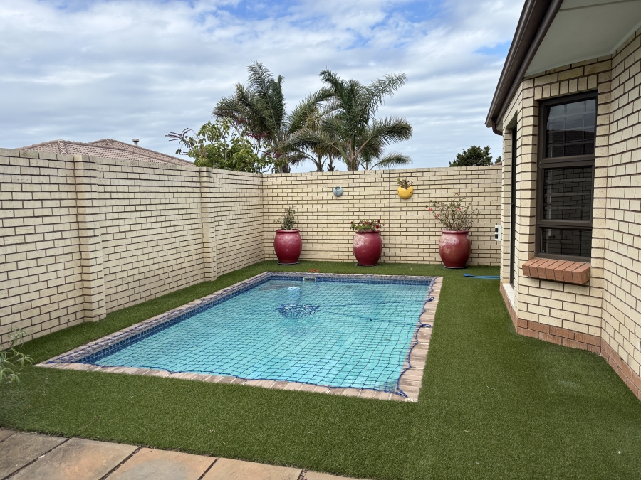 To Let 4 Bedroom Property for Rent in Summerstrand Eastern Cape